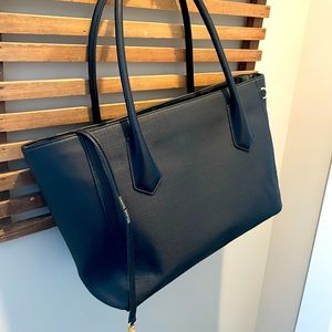 This delightful structured bag is perfect for your commute or WFH optimization!